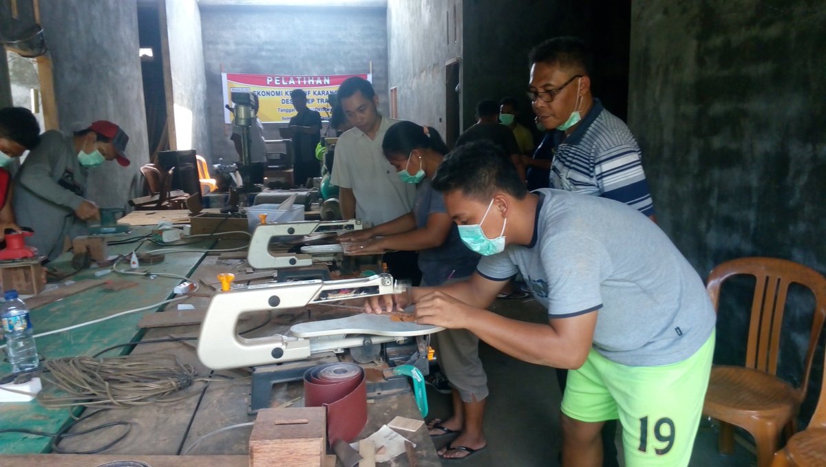 LanoRunt's tweet photo. BUMDes Teep Trans kabupaten Minahasa Selatan dgn kegiatan usaha produksi souvenir berbahan dasar Kelapa #BumdesMendunia #TPPISulut 
@jokowi 
@EkoSandjojo 
@taufikmadjid71 
@tppindonesia 
@KemenDesa https://t.co/jv9rbUupsy