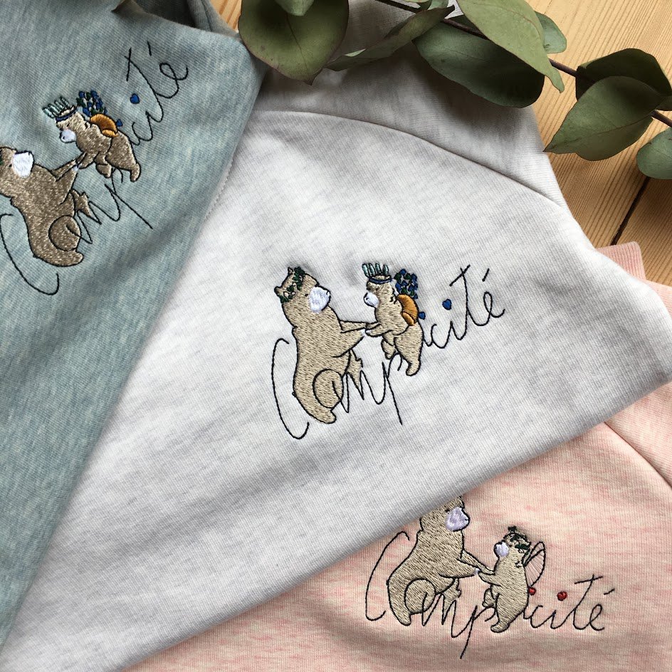 Célébrons la Fête des Mères, découvrez notre collection capsule spéciale Complicité Mères Enfants. Nos mamans ours avec leurs petits oursons brodés sur des sweats bio doux. En vente sur notre site mestenuesperso.fr / COLLECTION Sweat Femme 50€ - Enfant 35€ #fêtedesmères
