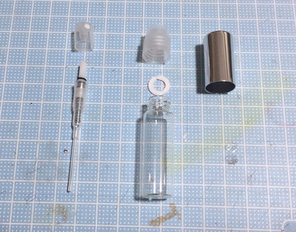 まきと とらねこ組 百均のアトマイザーを分解して 2枚目画像の左のパーツを捨てて 付属の替え芯を刺してグルーガンで固定 ボトルに塗料を入れて セット まきと とらねこ組 百均のアトマイザーを分解して 2枚目画像の左のパーツを捨てて 付属の替え芯を刺してグルーガンで固定 ボトルに塗料を入れて セット