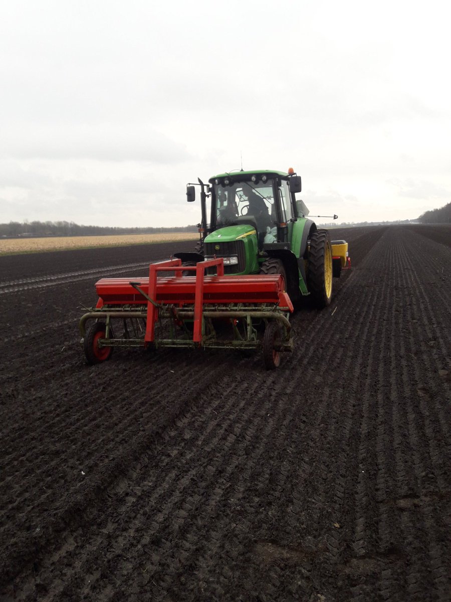 eduard_daling's tweet photo. Ondanks het slechte weer kunnen we nog #Zonnebloemen zaaien https://t.co/NyqsGO14XQ