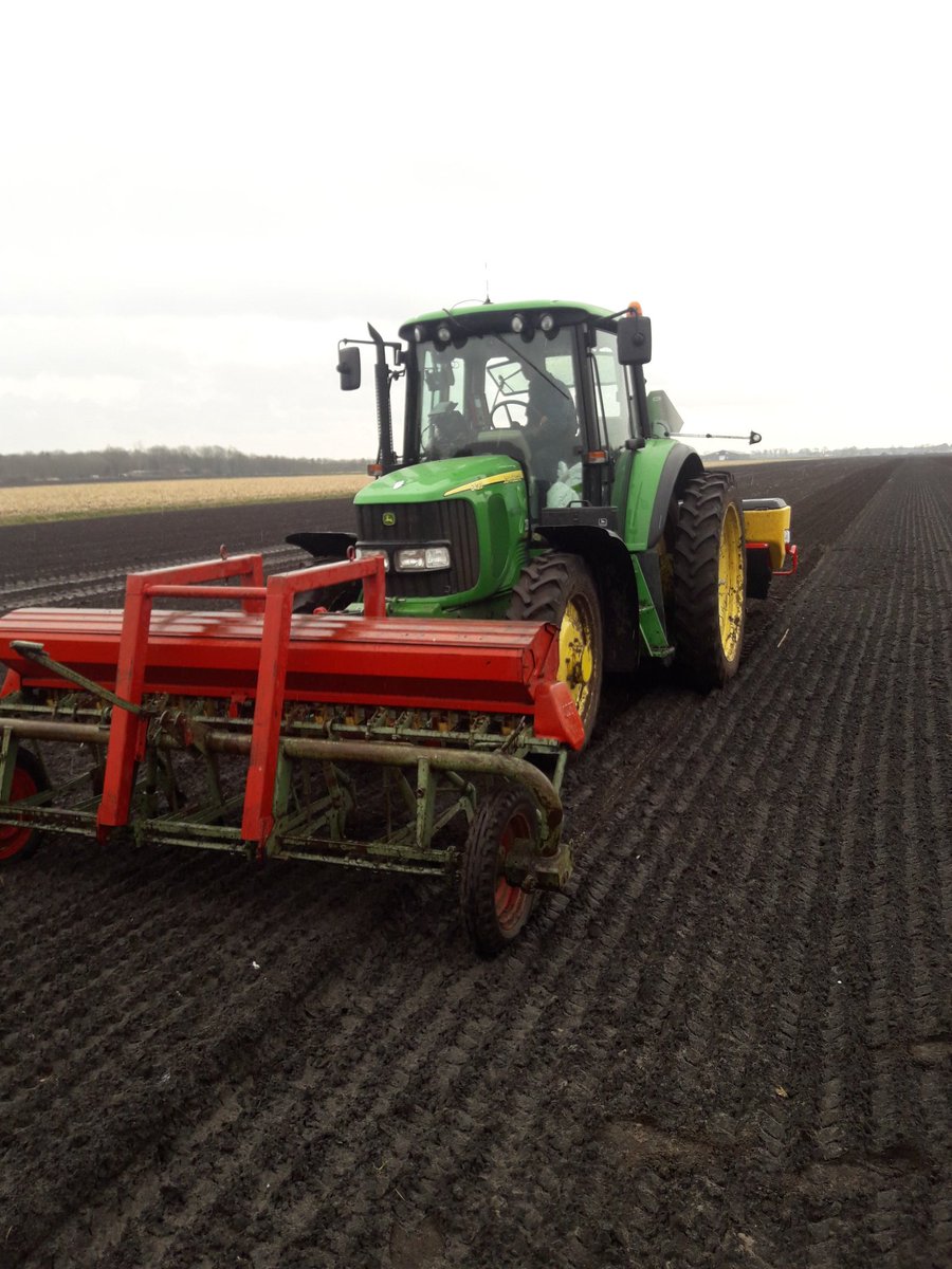 eduard_daling's tweet photo. Ondanks het slechte weer kunnen we nog #Zonnebloemen zaaien https://t.co/NyqsGO14XQ