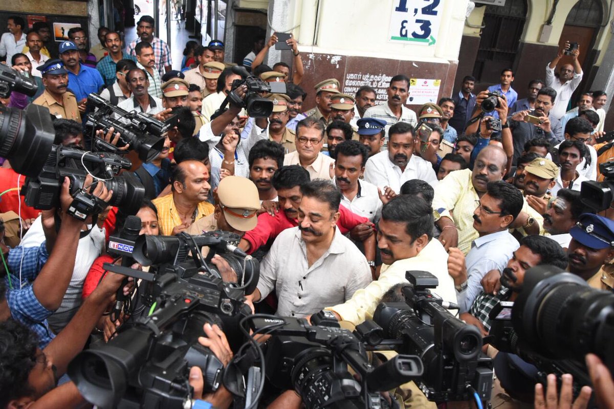 films_circle's tweet photo. #KamalHaasan travelling to Trichy along with people in train after long time. Many @maiamofficial people gathered to meet him in Egmore station. https://t.co/kLpPVCh9GS