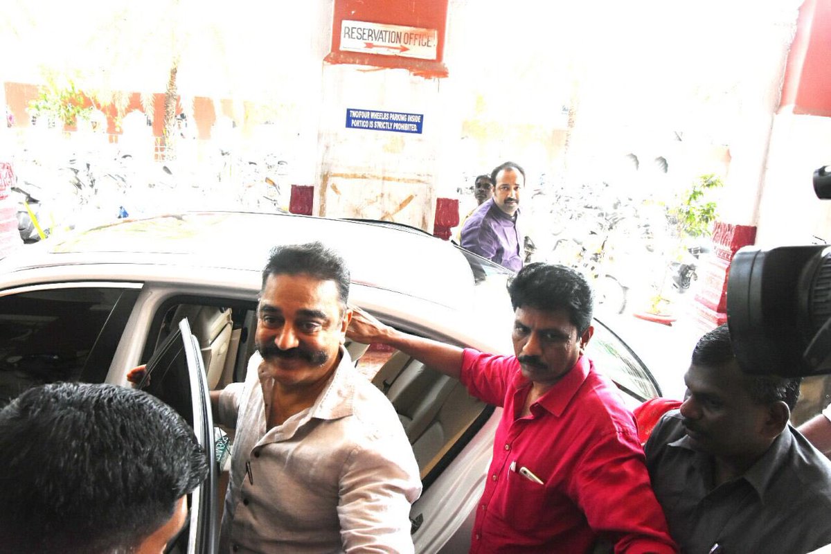 films_circle's tweet photo. #KamalHaasan travelling to Trichy along with people in train after long time. Many @maiamofficial people gathered to meet him in Egmore station. https://t.co/kLpPVCh9GS
