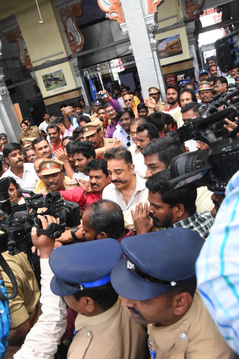 films_circle's tweet photo. #KamalHaasan travelling to Trichy along with people in train after long time. Many @maiamofficial people gathered to meet him in Egmore station. https://t.co/kLpPVCh9GS