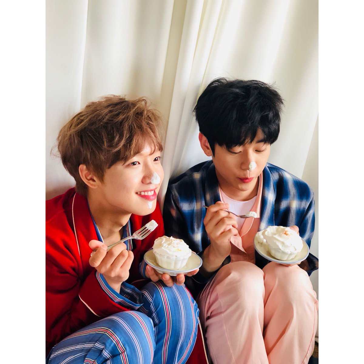bnmboysofficial's tweet photo. [#MXM]  장난끼 가득한 화보촬영 현장!!🙌🏻
초롱초롱 ✨ 다양한 매력을 선보일 MXM 의 첫 화보집!!
많이 기대해주세요!😆

👉🏻 https://t.co/6RxMSuucOG

#브랜뉴뮤직 #BRANDNEWMUSIC #임영민 #김동현 #메이크스타 https://t.co/qkPovxGz9Y