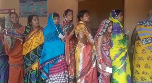 News18Odia's tweet photo. ଢେଙ୍କାନାଳ ଜିଲ୍ଲା ହିନ୍ଦୋଳ #NACElections, ଅପରାହ୍‌ଣ ୨ଟା ସୁଦ୍ଧା ୭୨% ମତଦାନ https://t.co/T1d0Cu4VeX