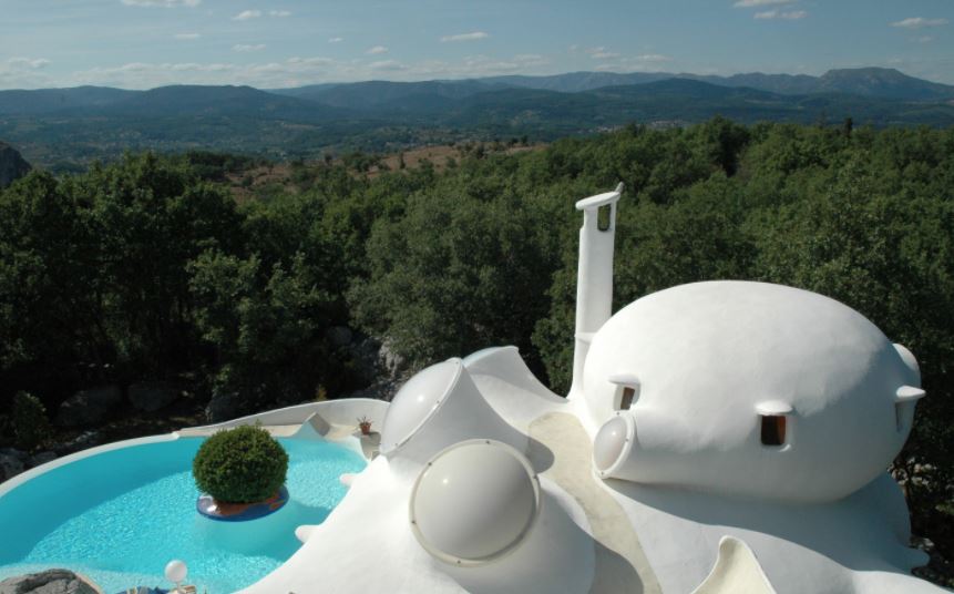 filierebeton's tweet photo. L'image du jour //  Quand le mardi sonne comme un lundi, on prend un grand bol d'air 🙃!  Direction @DromeArdeche avec la maison Unal une #construction de caractère en #béton ! ! #maisonbulle #teamarchi #insolite https://t.co/MXjgsIJpgj