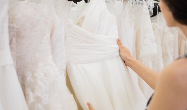 In case you're wondering about entourage etiquette, my latest blog post is live (link in the bio) giving advice all about who to bring with you to your appointment.
elainerawlings.co.uk/wedding/entour…