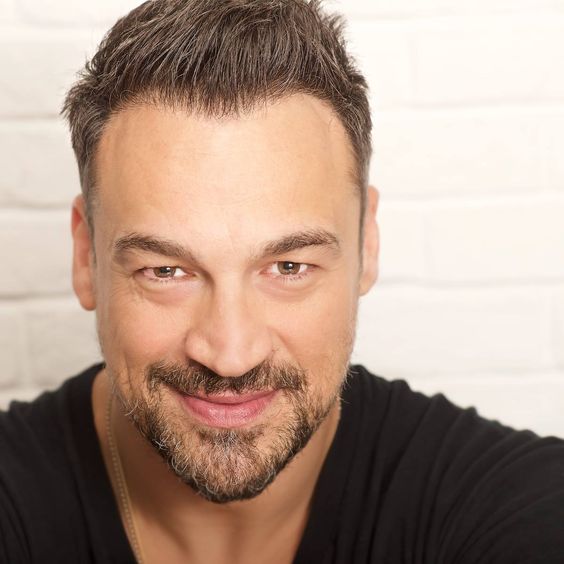 Monaper29's tweet photo. #MCM to this handsome fella #alekspaunovic. Who can resist that smile and rugged, yet #boyish good looks. This fighter, turned musician, turned actor must be thankful to have a job he loves. I know we are. 👍#goodyeti @CuddlePuddleNtn https://t.co/tCDiDypPpV