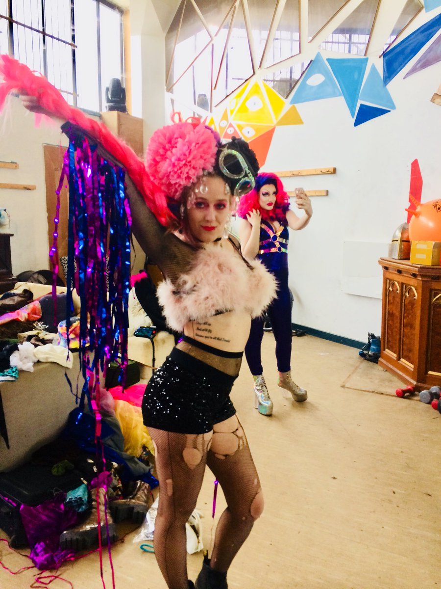 Bank Holiday over and it’s back to work mode.....not a problem when you’re a #PombaGirl 💕✨🌈 #workhardplayhard