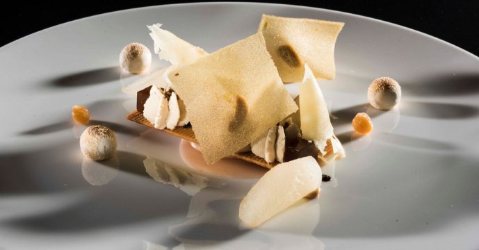 identitagolose's tweet photo. .@gianluca_fusto: pasticceria è cultura.
Le contaminazioni, le geometrie, gli additivi, la conoscenza. L'importante contributo del milanese al nostro dibattito https://t.co/iHBuLuvLdK #IGmi18 https://t.co/xcjkdZ7fo9