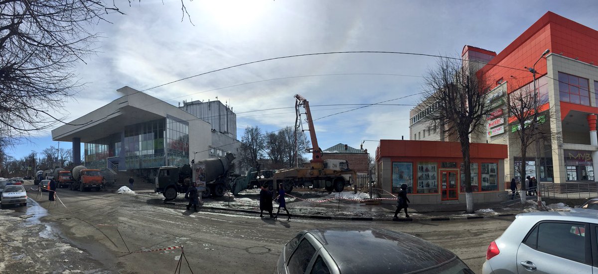 Работа кипит. Возле Версаля 5 бетономешалок заливают фундамент под будущую часовню