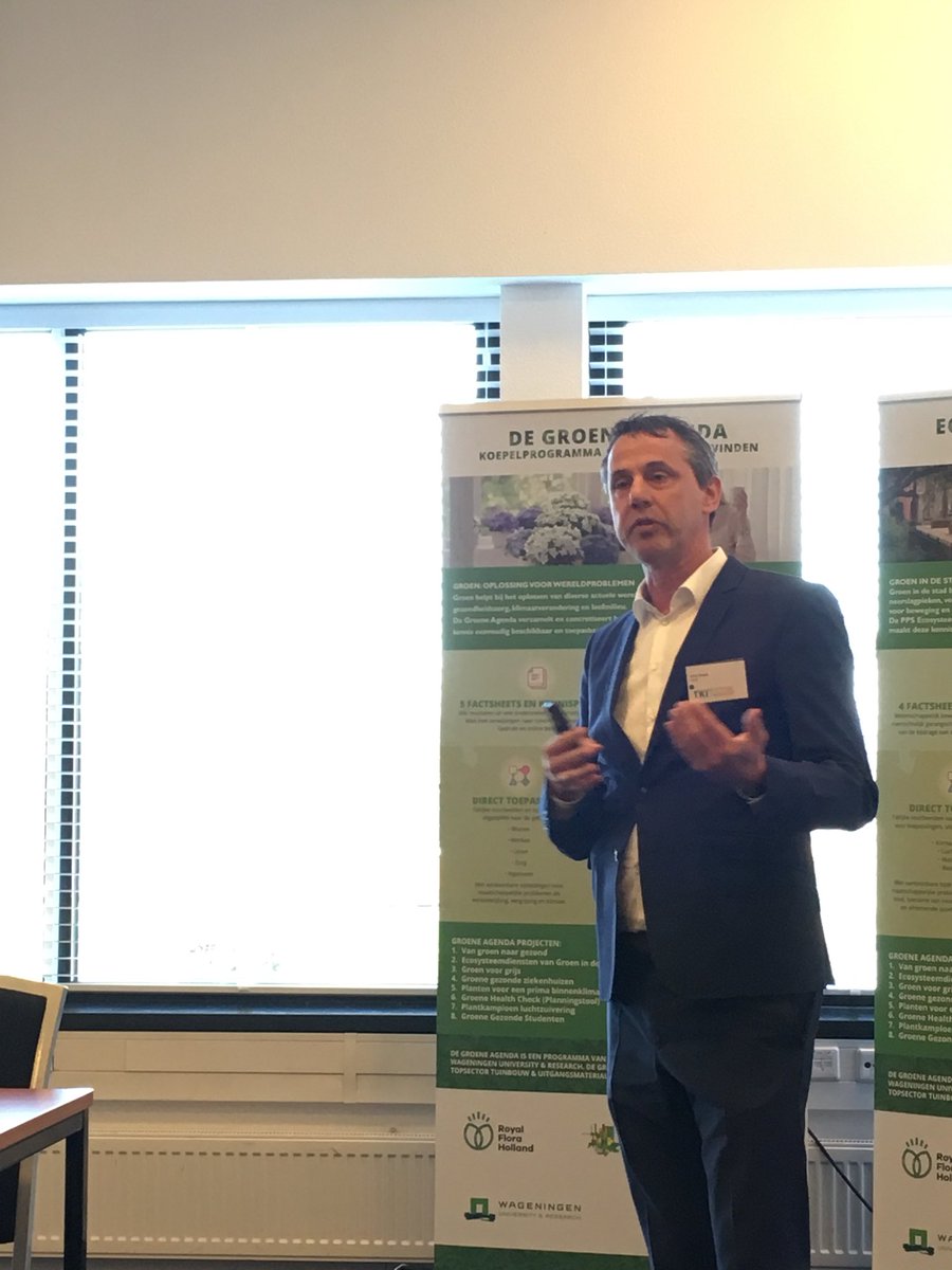TopsectorTU's tweet photo. Erik Poot @WUR praat tijdens #TKIEvent de zaal bij over onderzoek om groene gewasbeschermingsmiddelen uit siergewassen te halen: tegen elke ziekte en plaag die is onderzocht, zijn minimaal 3 extracten gevonden! #biobased #Horticulture https://t.co/ttO18cF0JL