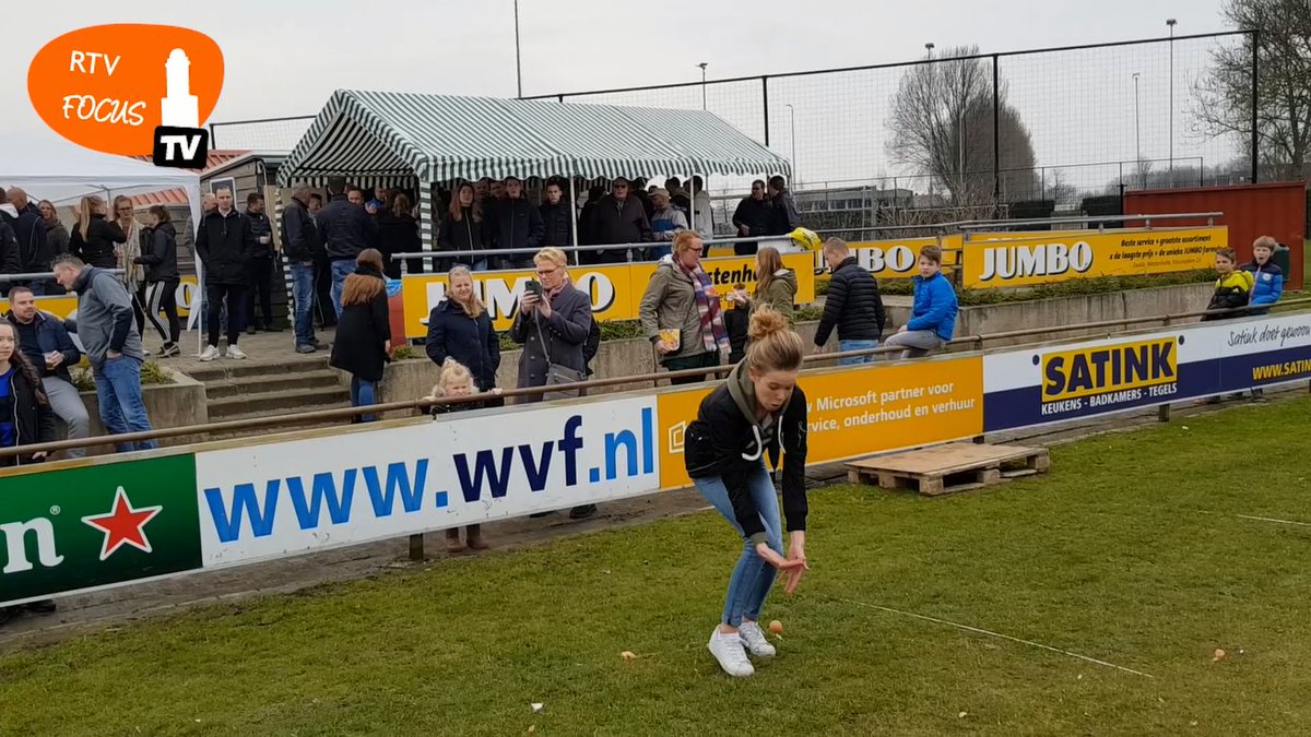 Rauwe eieren door de lucht bij traditionele eiergooien WVF - #nieuws <a href="/vvwvf/">WVF</a> #zwolle rtvfocuszwolle.nl/rauwe-eieren-l…