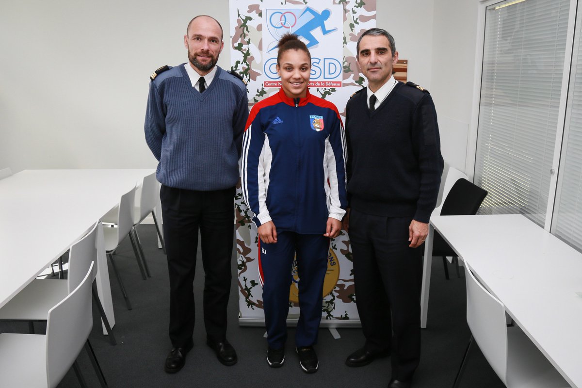 Lutte : Le soldat <a href="/KoumbaLarroque/">Koumba Larroque</a> (ici en compagnie du <a href="/Csm_Defense/">CSM Hervé Piccirillo</a>  et du capitaine Christophe commandant le Bataillon de Joinville) intègre l'Armée de Champions 💪🇫🇷