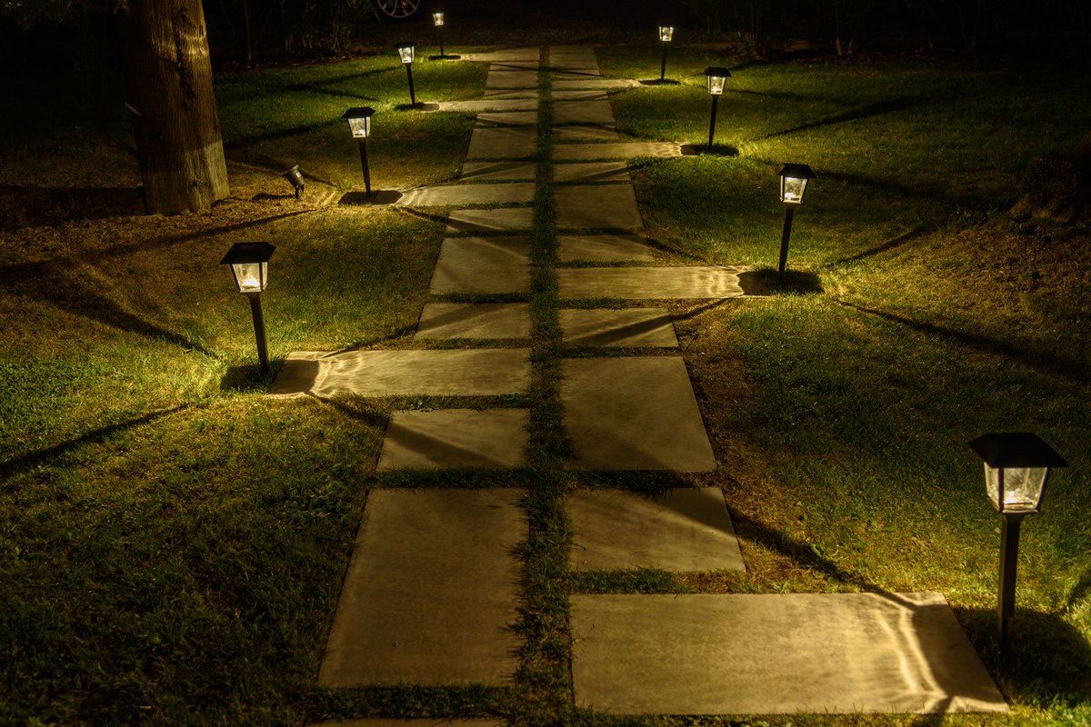 LedStore2's tweet image. Per illuminare e decorare il tuo giardino utilizza dei lampioncini a led! 
Se i lampioncini sono a batteria solare ancora meglio! Installarli sarà semplicissimo e il risparmio energetico risulterà notevole! 
Acquistali su led-store.it #luciled #ledstore #ledlights