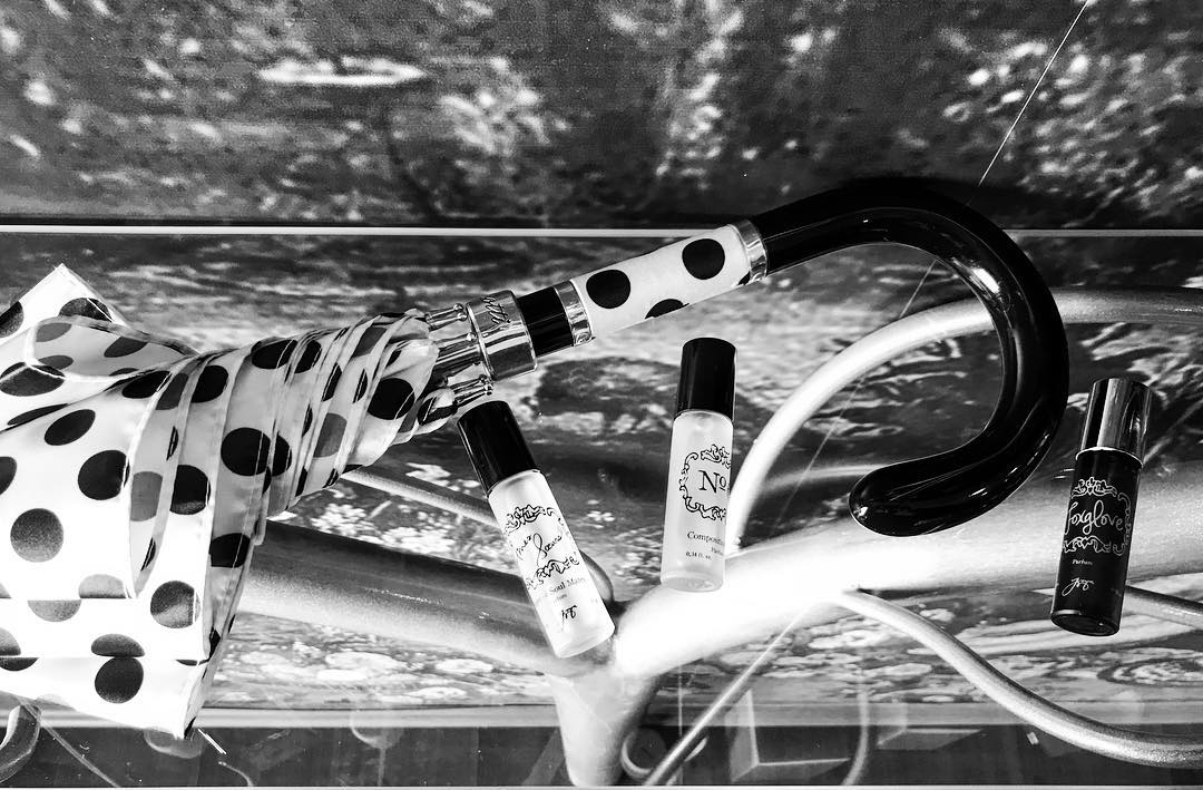 rosinaperfumery's tweet photo. #pasotti #umbrella #poua #joya #perfumes #rollon #oilperfumes 🖤
📍#rosinaperfumery #giannitsopoulou6 #glyfada #athens #greece #onlineshopping : https://t.co/v9vZUMvqWi 🔳🔲🔳 https://t.co/pbrgRzC3FG