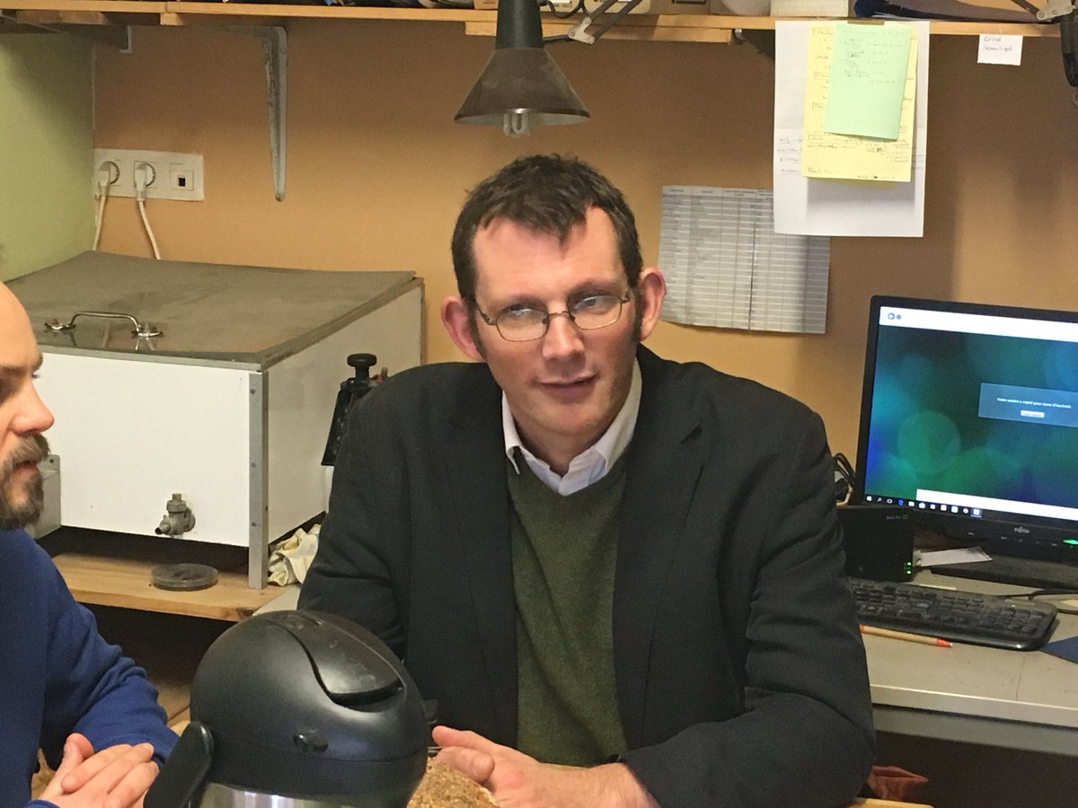 gregorycanalc's tweet photo. #robhopkins du mouvement villes en #transition a visité l’entreprise Semailles qui sauvegarde notre patrimoine légumier #Gesves. Reportage à voir dans jt, https://t.co/6qDfs2tcHu https://t.co/93EKylUqhd