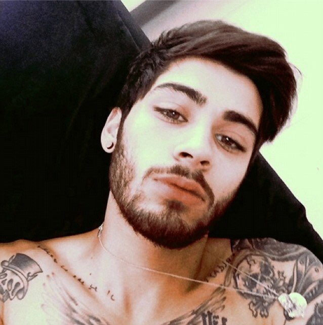 zaynedites's tweet photo. King’s selfie evolution 🔥 https://t.co/HNLsa49Bwd