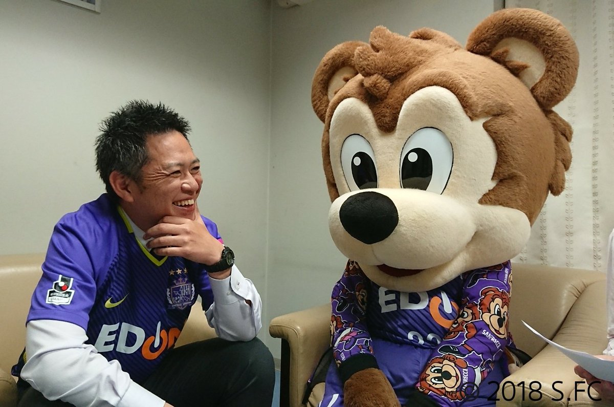 サンフレッチェ広島 公式 V Twitter 広島駅での テレビ派 試合告知を終えて サンチェが広島fmに到着 グッズ担当の吉武氏と打ち合わせ中です Sanfrecce