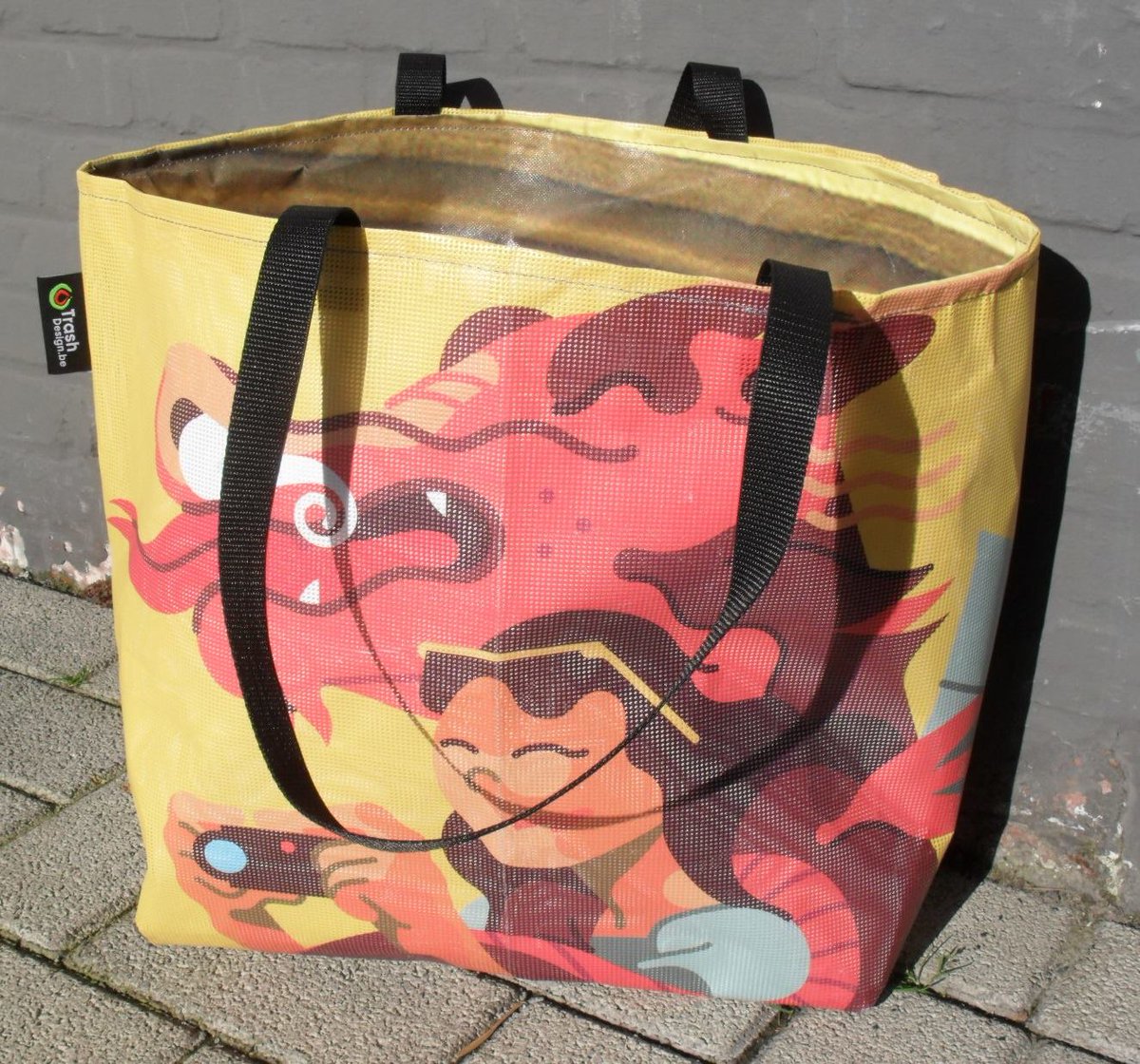 prov_antwerpen's tweet photo. Het naaiatelier van #TrashDesign heeft niet stilgezeten. Ze maakten hippe boodschappentassen van onze oude campagnespandoeken. Mooi werk! #recyclage https://t.co/alo8cc6tEK