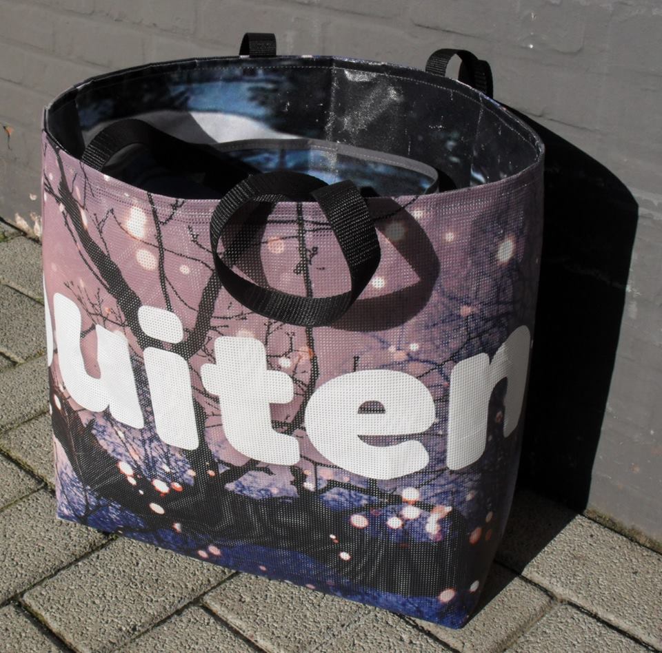 prov_antwerpen's tweet photo. Het naaiatelier van #TrashDesign heeft niet stilgezeten. Ze maakten hippe boodschappentassen van onze oude campagnespandoeken. Mooi werk! #recyclage https://t.co/alo8cc6tEK