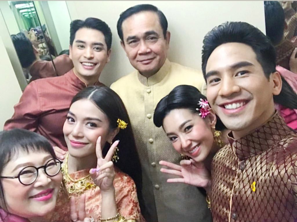 MickeyLifeStory's tweet photo. โอ้ยไอสัส แบบนี้ก้อได้หรอ😂
#บุพเพสันนิสวาส  #ลุงตู่ https://t.co/iP8lFeO0ie