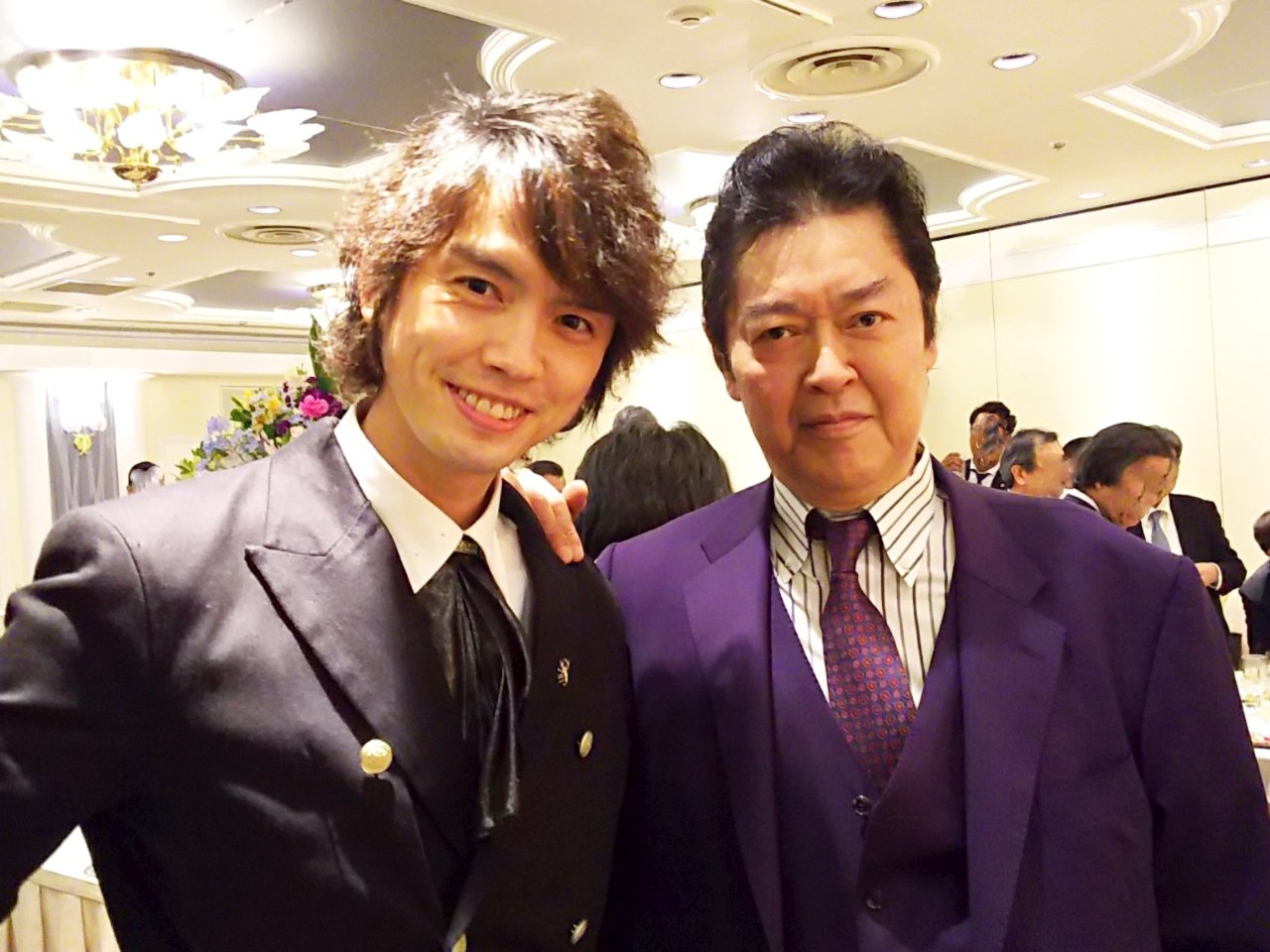 村上幸平 在 Twitter 上 昨日は某所で井上敏樹さんとパーティーに参加 井上さんは上下紫のスーツで圧倒的存在感を放っていました 禍々しいぞ 笑 T Co Xth2xvp3o9 Twitter