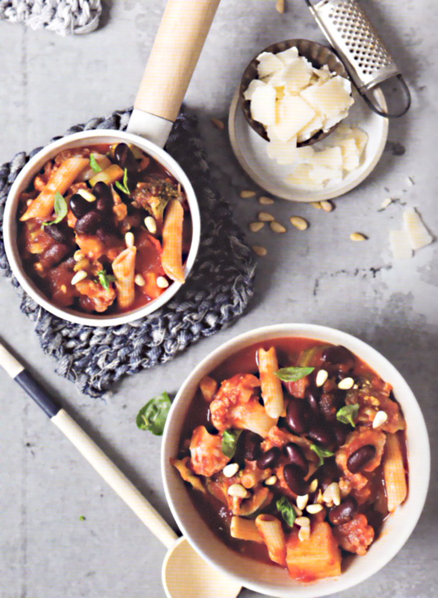 BuchGourmet's tweet photo. Habt Ihr nach fetten Oster-Schlemmereien Lust auf was Lecker-Leichtes? 
Minestrone mit Pinienkernen, Penne &amp; Parmesan
https://t.co/JKtLgf8wPZ
#Rezept aus dem #Kochbuch #Spoonfood von Bianca Rafaela &amp; Michael Baswald / Foto © Nadja Hudovernik / #LöwenzahnVerlag https://t.co/1HwEQgfaO5