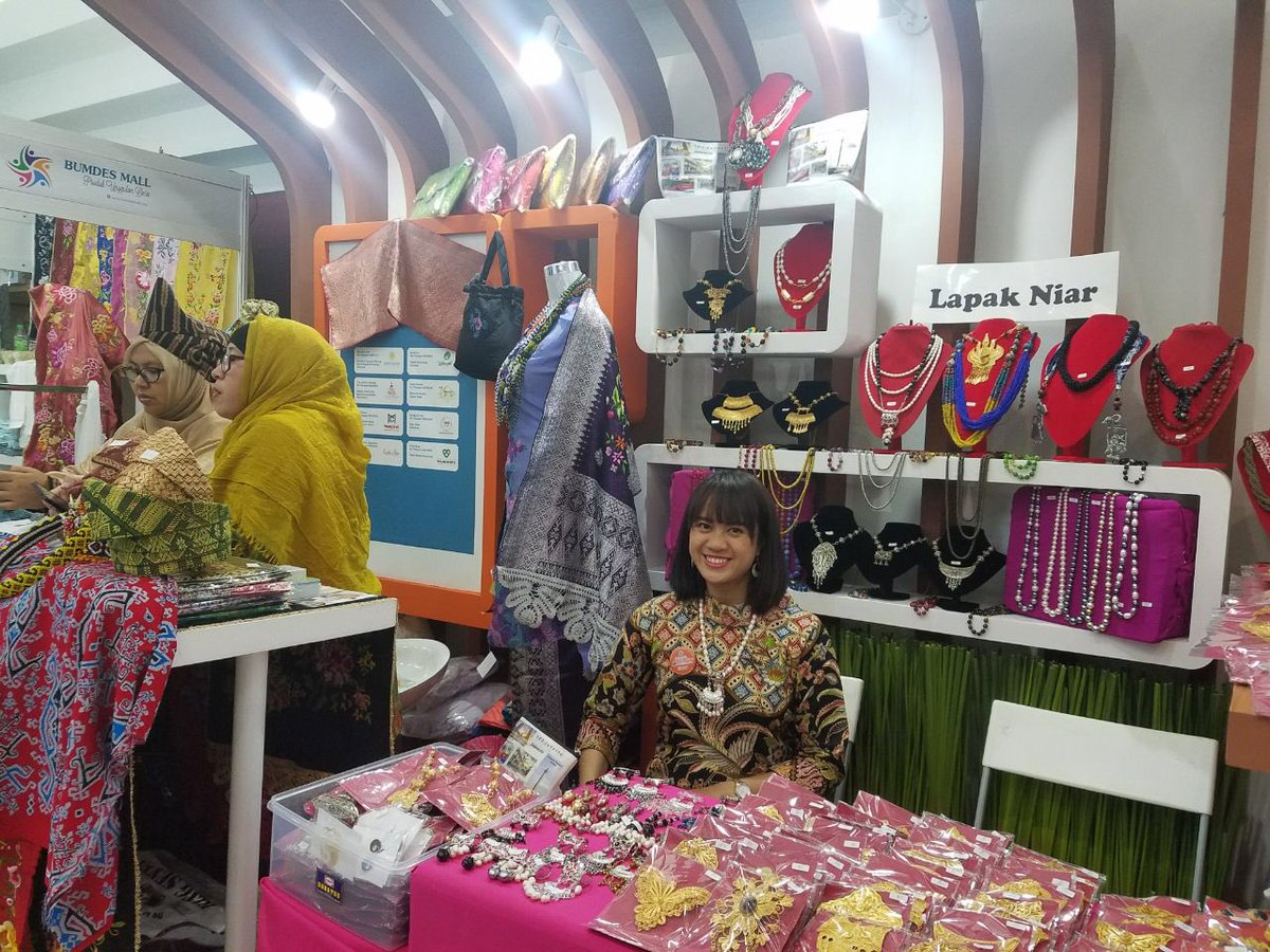 taufikmadjid71's tweet photo. Ada 7 jenis komoditas utama yang kami bawa dalam Archex 2018 ini. Produk yang ikut serta telah menyesuaikan dengan permintaan pasar di Malaysia. Target kami ke depan ada investasi yang masuk ke pedesaan.

#BumdesMendunia https://t.co/107aLn51VZ