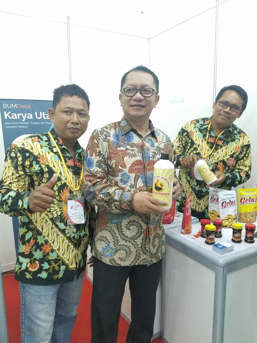 taufikmadjid71's tweet photo. Ada 7 jenis komoditas utama yang kami bawa dalam Archex 2018 ini. Produk yang ikut serta telah menyesuaikan dengan permintaan pasar di Malaysia. Target kami ke depan ada investasi yang masuk ke pedesaan.

#BumdesMendunia https://t.co/107aLn51VZ