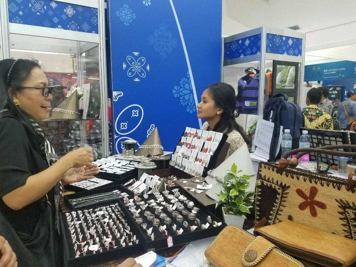 taufikmadjid71's tweet photo. Ada 7 jenis komoditas utama yang kami bawa dalam Archex 2018 ini. Produk yang ikut serta telah menyesuaikan dengan permintaan pasar di Malaysia. Target kami ke depan ada investasi yang masuk ke pedesaan.

#BumdesMendunia https://t.co/107aLn51VZ