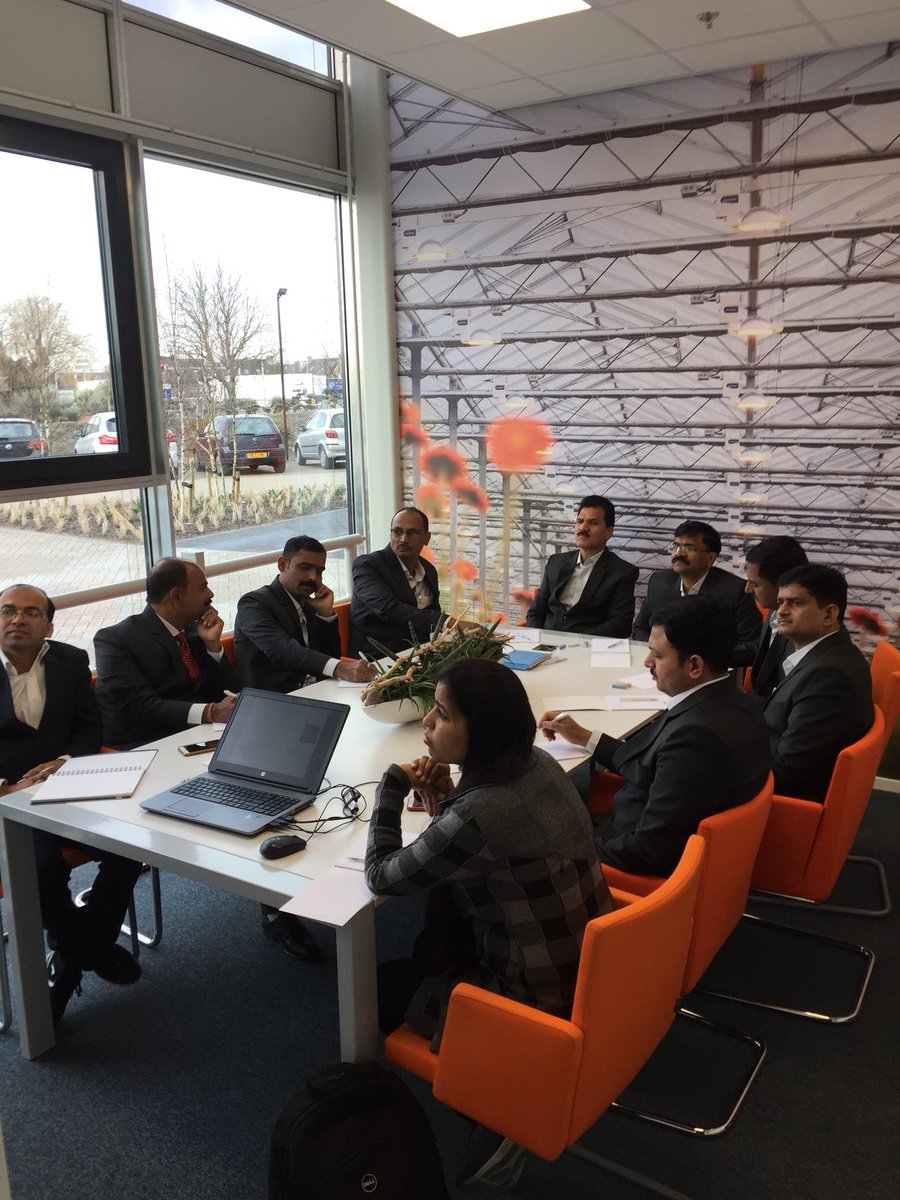 frankhollaar's tweet photo. training van @Lentiz @HASKennisTrnsfr @FlynthTuinbouw voor #SaveerBiotech en #NIPHT uit India is gestart. Geerten van der Lugt trapt af! https://t.co/rsyPiuEbxx