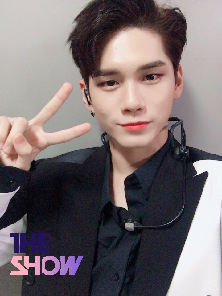 theshow_offcl's tweet photo. [★143회 더쇼 초이스 후보②] 역시 워너원보단 #워너원 이지👍 붐붐붐붐 부메뢍~~💗  #더쇼초이스 후보기념 셀카털이 갑니당!!! 🤗 #BOOMERANG #워너원 #WANNAONE @WannaOne_twt https://t.co/14GLDW67EI