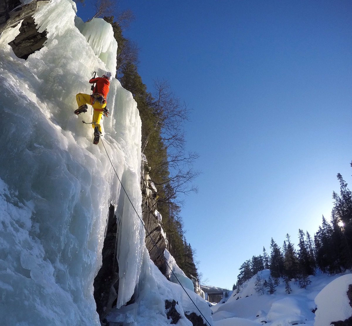 Suerte de poder escalar algunos días al sol ☀️, porque el frío está siendo intenso estos días en #rjukan #noruega !! @DeportesDNA <a href="/elcorreo_alava/">El Correo Álava</a> <a href="/RMarcaVitoria/">Radio MARCA Vitoria 101.6 FM</a> <a href="/MarcaTMF/">MARCA Polideportivo</a> <a href="/radio_vitoria/">Radio Vitoria</a> <a href="/UHmallorca/">Ultima Hora Mallorca</a> <a href="/IB3/">IB3</a> @eitb <a href="/tv3cat/">TV3 és ara @Som3Cat</a> <a href="/Petzl/">Petzl</a> <a href="/oxigenados/">Revista Oxígeno</a> <a href="/desnivelados/">Desnivel</a> <a href="/mundodeportivo/">Mundo Deportivo</a> <a href="/diarioas/">Diario AS</a>