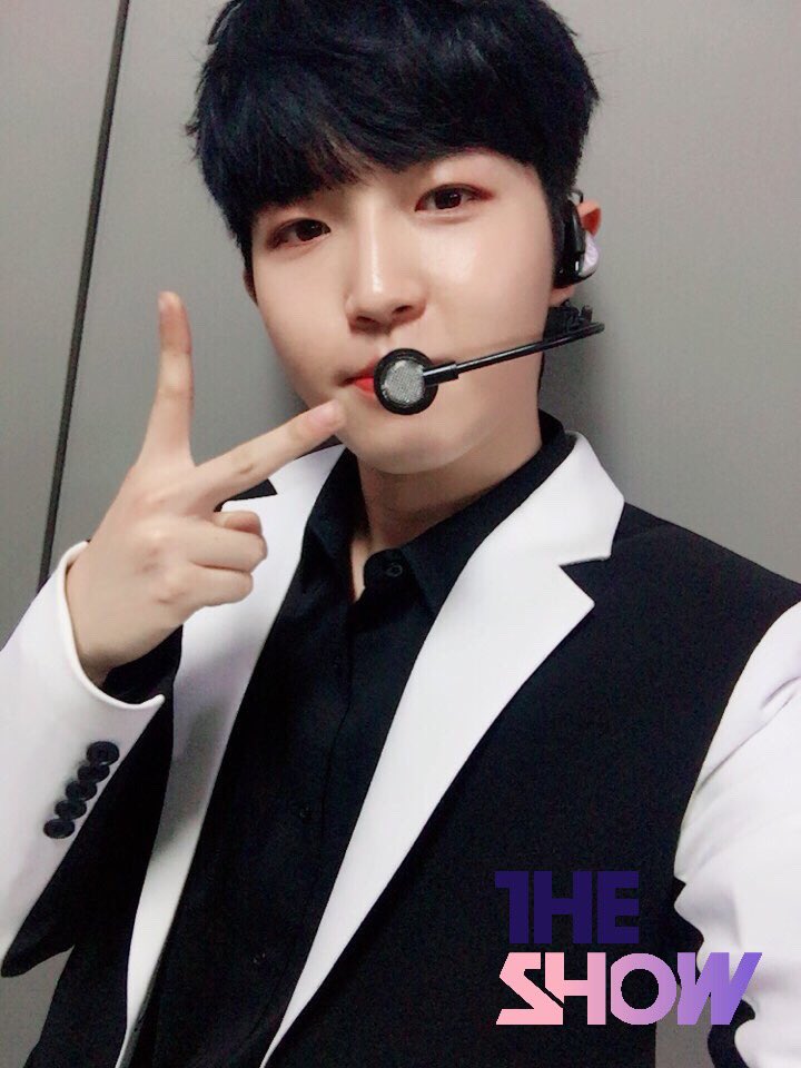 theshow_offcl's tweet photo. [★143회 더쇼 초이스 후보②] 역시 워너원보단 #워너원 이지👍 붐붐붐붐 부메뢍~~💗  #더쇼초이스 후보기념 셀카털이 갑니당!!! 🤗 #BOOMERANG #워너원 #WANNAONE @WannaOne_twt https://t.co/GsYnlH8I5z