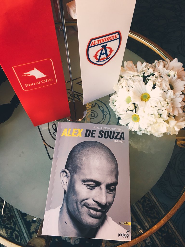 Bu tweeti RT eden takipçilerimizden 1 kişi az önce taze taze imzalanan Alex de Souza biyografisi kazanacak. #BaşarıGelecek #PetrolOfisi <a href="/AltinorduFK/">Altınordu FK</a>  @petrolofisiTR