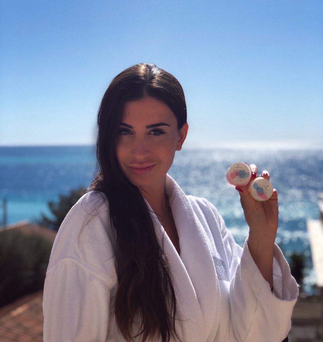 Shaunaevents's tweet image. @Martika11 est devenue accro au #cocorich &amp;amp; #cocokiss de chez @hellobody_fr. Ses lèvres sont toutes douces et hydratées, laissant un effet gloss naturel, juste parfait 🌸 Essayez ces produits avec le code promo -15% 💋MARTIKA💋 sur tout le site hellobody.fr #hellobody