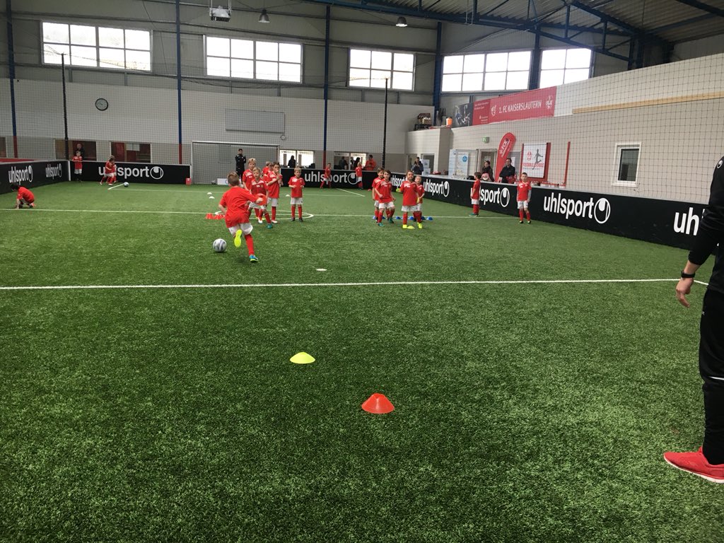 Rote_Teufel's tweet photo. In den Osterferien wird beim Betze trainiert! Aktuell findet das FCK-Fußballcamp im SOC Sportpark Kaiserslautern statt. Die Kids haben jede Menge Spaß! ⚽️👌💯 #betze #ostercamp https://t.co/WVCVvmQqKK