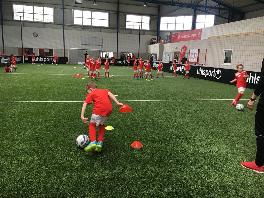 Rote_Teufel's tweet photo. In den Osterferien wird beim Betze trainiert! Aktuell findet das FCK-Fußballcamp im SOC Sportpark Kaiserslautern statt. Die Kids haben jede Menge Spaß! ⚽️👌💯 #betze #ostercamp https://t.co/WVCVvmQqKK