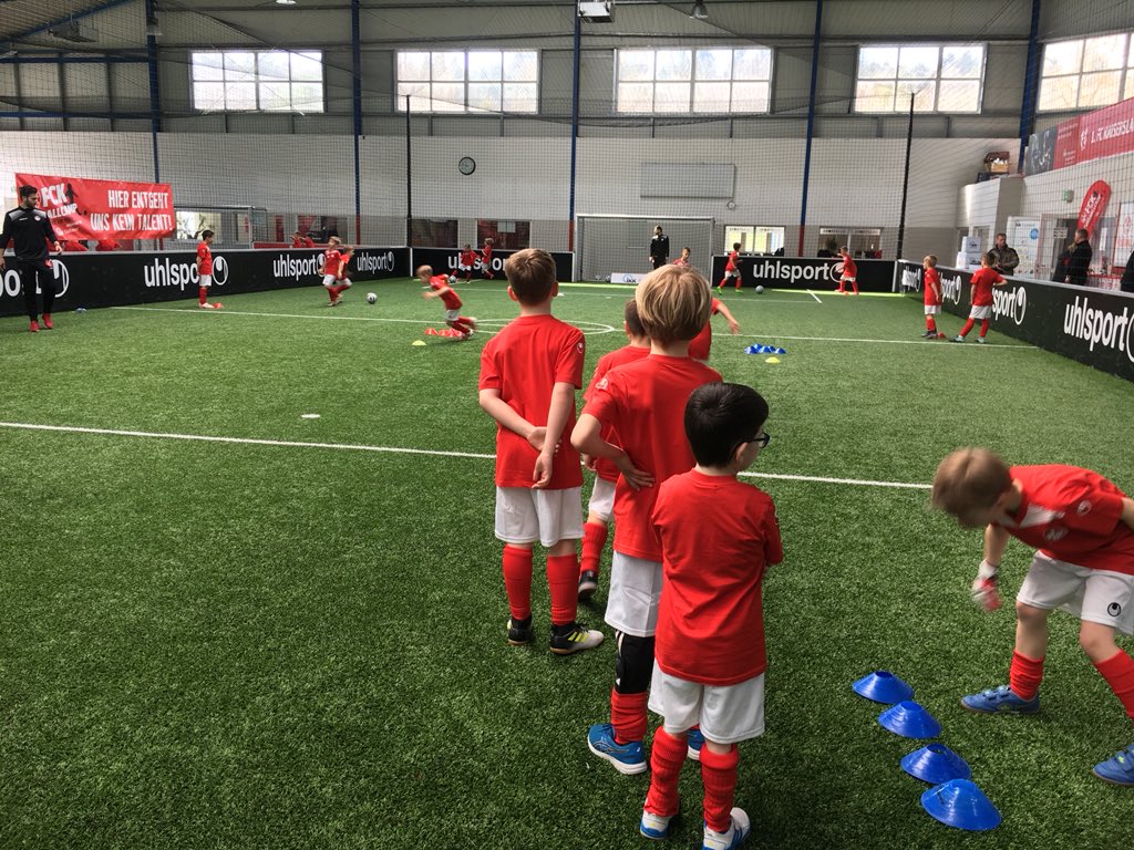 Rote_Teufel's tweet photo. In den Osterferien wird beim Betze trainiert! Aktuell findet das FCK-Fußballcamp im SOC Sportpark Kaiserslautern statt. Die Kids haben jede Menge Spaß! ⚽️👌💯 #betze #ostercamp https://t.co/WVCVvmQqKK