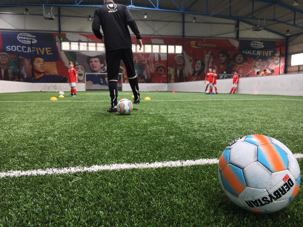 Rote_Teufel's tweet photo. In den Osterferien wird beim Betze trainiert! Aktuell findet das FCK-Fußballcamp im SOC Sportpark Kaiserslautern statt. Die Kids haben jede Menge Spaß! ⚽️👌💯 #betze #ostercamp https://t.co/WVCVvmQqKK