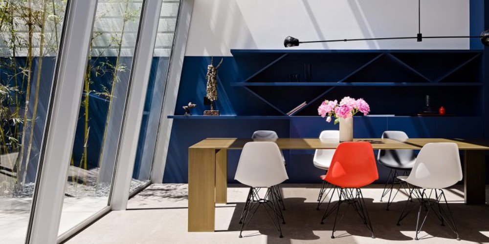 AluK_Int's tweet photo. What do you do when a house is poorly lit? Replace the walls with #windows! See the #canted #façades from @fougeronarch lighting up a San Francisco home: https://t.co/VNqd7i9aa4 https://t.co/l44D9qNzvv