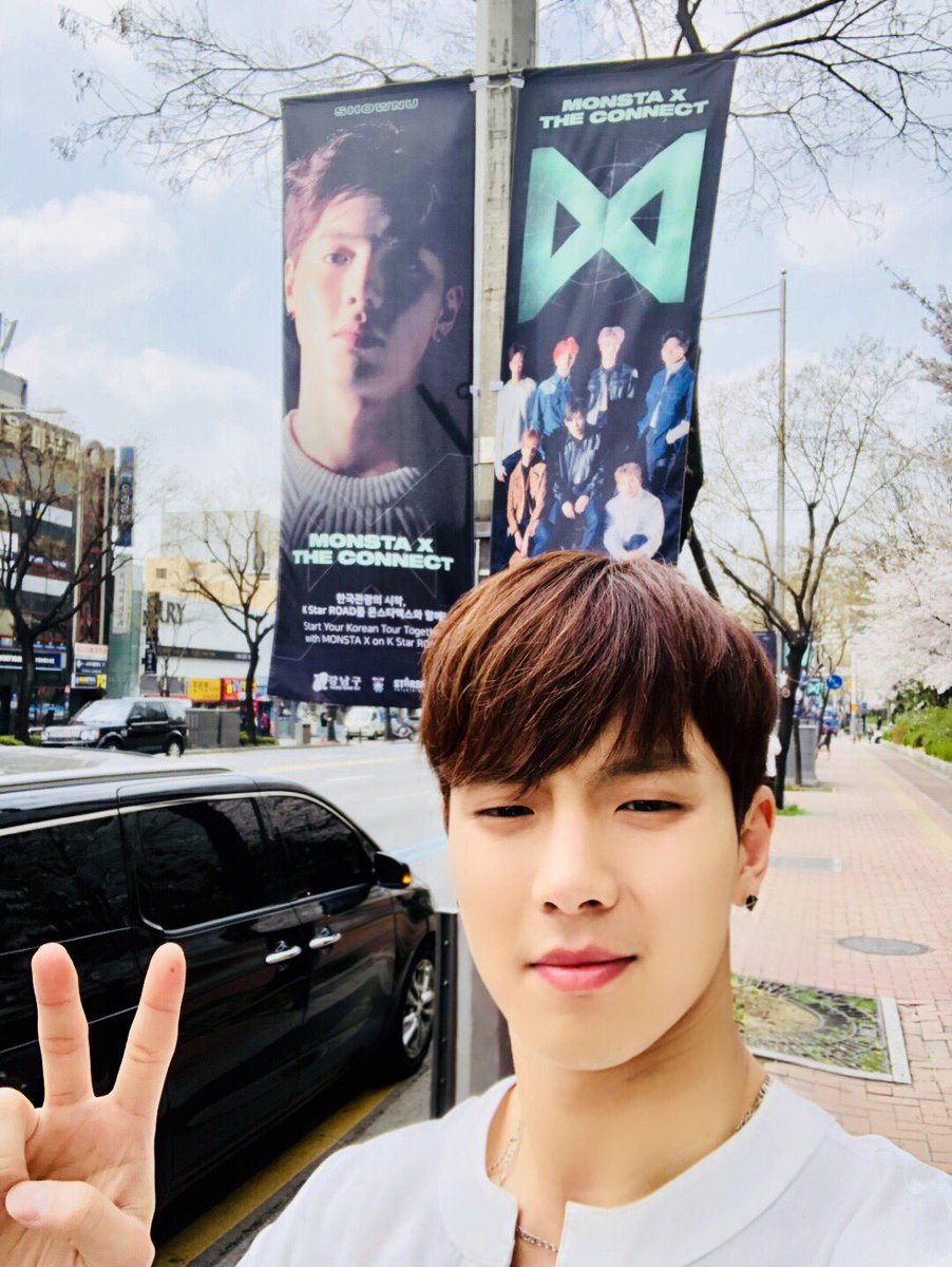 monstaxth's tweet photo. 『📷』180403 Twitter [#MONSTA_X] เจอมอนสตาเอ็กซ์
ได้ที่  K STAR ROAD!  
แถวย่านกังนัมครับ 😀
มาทัวร์เกาหลีกับ #MONSTAX ที่ #K_STAR_ROAD
#JEALOUSY 
#SHOWNU #WONHO #MINHYUK
TH Trans : Monsta X TH https://t.co/6cqSNYNOzf
