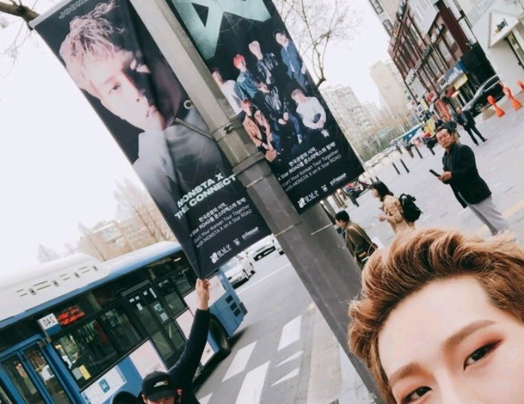 monstaxth's tweet photo. 『📷』180403 Twitter [#MONSTA_X] เจอมอนสตาเอ็กซ์
ได้ที่  K STAR ROAD!  
แถวย่านกังนัมครับ 😀
มาทัวร์เกาหลีกับ #MONSTAX ที่ #K_STAR_ROAD
#JEALOUSY 
#KIHYUN #HYUNGWON #JOOHEON #IM
TH Trans : Monsta X TH https://t.co/JO4JFxwsUc