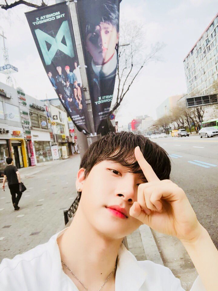 monstaxth's tweet photo. 『📷』180403 Twitter [#MONSTA_X] เจอมอนสตาเอ็กซ์
ได้ที่  K STAR ROAD!  
แถวย่านกังนัมครับ 😀
มาทัวร์เกาหลีกับ #MONSTAX ที่ #K_STAR_ROAD
#JEALOUSY 
#KIHYUN #HYUNGWON #JOOHEON #IM
TH Trans : Monsta X TH https://t.co/JO4JFxwsUc