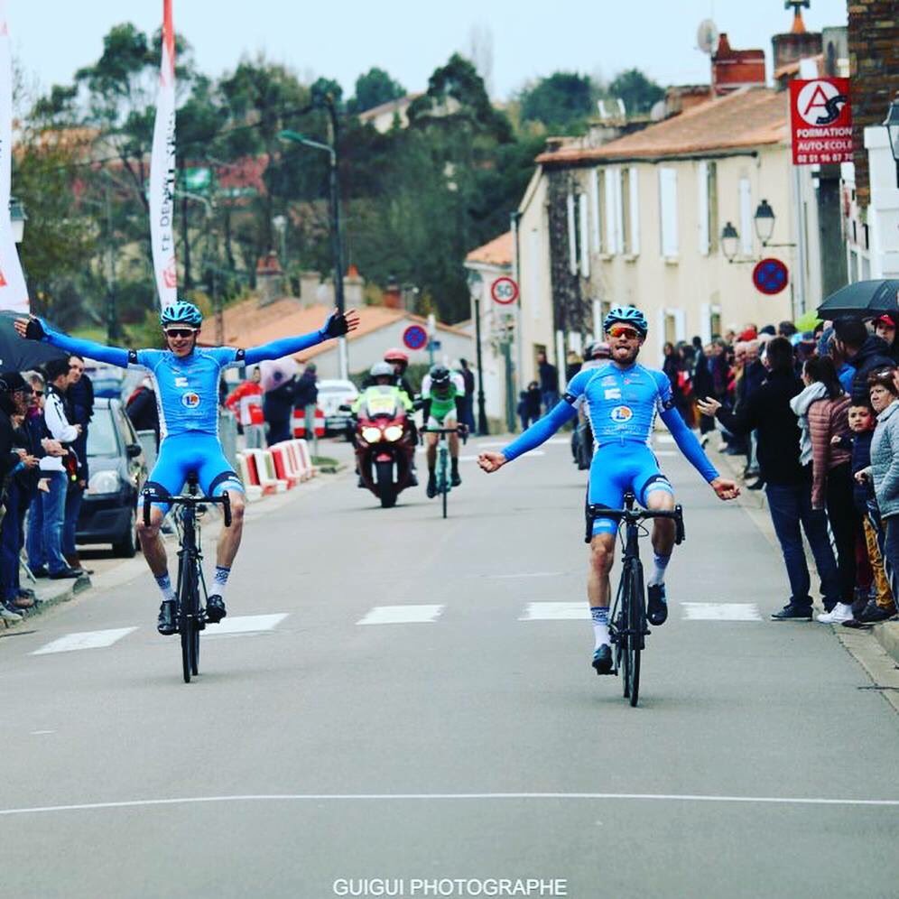 JmGouret's tweet photo. Gagner à domicile, ce n’est jamais simple, réaliser un doublé, ça l’est encore moins.
Très belle performance de G.Bouchery qui a concrétisé son objectif annoncé il y a plusieurs mois 👍
Mention très bien ✅ aux U23 qui ont enchaîné le lendemain sur le circuit du Mené 🔝
#poccl https://t.co/GImvYc7vfg