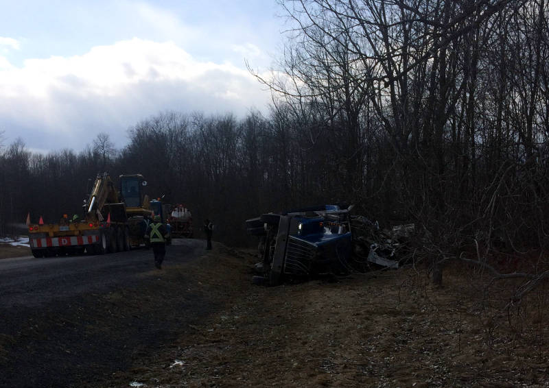 Truck rollover on Headline Road  bit.ly/2GukqQ1 #HeadlineRoad #CountyRoad44 #SouthStormont #rollover https://t.co/dS87GDOs0n