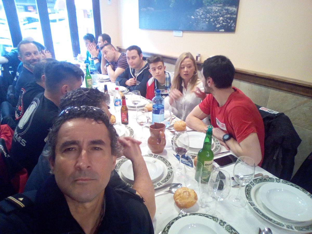 emiliomoska's tweet photo. Hoy en Oviedo compartiendo mesa con la mujer e hijos del compañero Eloy, con el colega que lo acompañaba, con compañeros de la @BomberosCUBP y con resto de Bomberos del Estado @laventana Manifestación #TodosSomosEloy https://t.co/ko8TlPj3NK