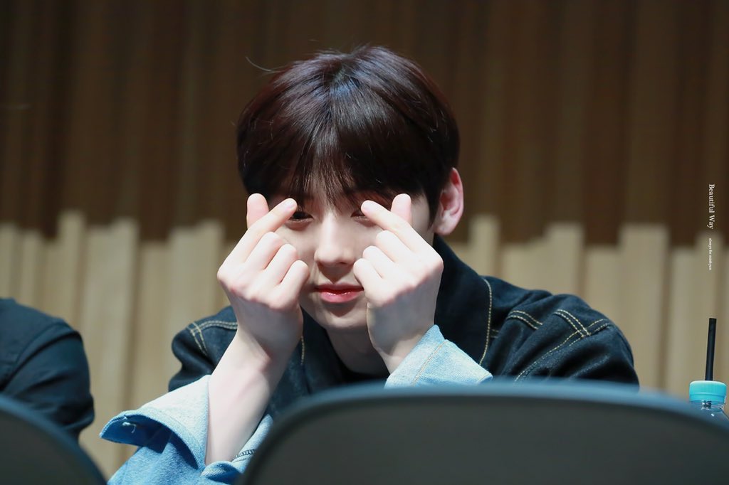emperorfox_0809's tweet photo. @mmmhhh0809 @desertfox_0809_ @fennecfox_809 @aamin0809 @realHMH95 @hmh_only @mh__hj @sbsmtvtheshow @WannaOne_twt #황민현 너무너무 예쁘다✨ 오늘 부메랑 1위 가즈아아🙏🏻 https://t.co/c3NoH3CJSI